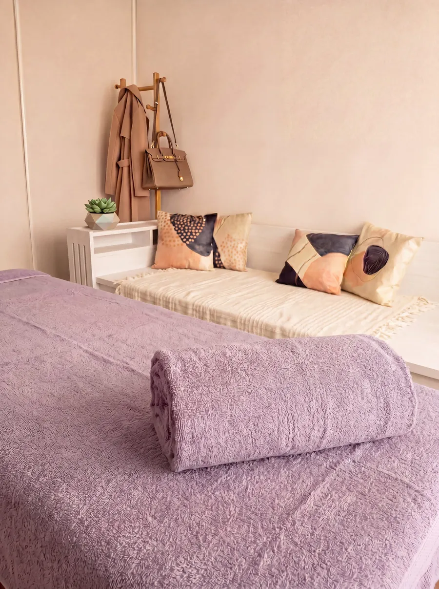 La table de massage du Studio des Naïades, drapée de serviettes moelleuses