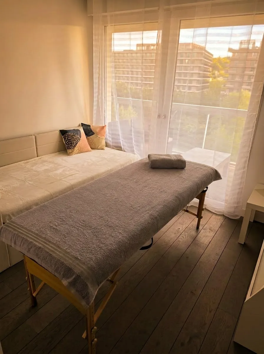 La salle de soin du Studio des Naïades baignée de lumière naturelle, table de massage prête à vous accueillir